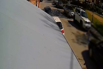 Σκληρό βίντεο: Με μεγάλη ταχύτητα έτρεχε το ΙΧ που παρέσυρε το 3χρονο παιδί έξω από παιδική χαρά στη Λάρισα