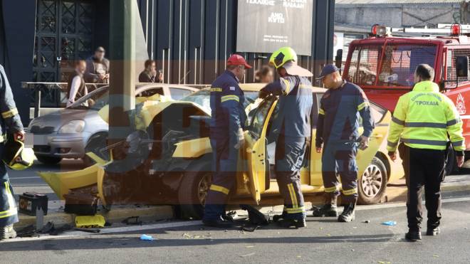 Τραγωδία στην Πειραιώς: Ταξί προσέκρουσε σε κολώνα - Νεκρός ο οδηγός