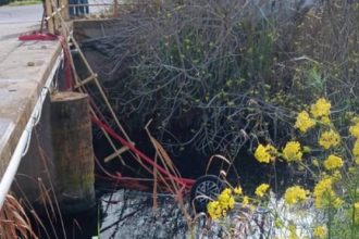 Στη θέση του οδηγού δεμένη με τη ζώνη βρέθηκε η 15χρονη που σκοτώθηκε όταν το όχημα έπεσε σε ποτάμι