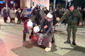 Θεσσαλονίκη: Επεισόδια για την παράσταση του Ζαραλίκου που εμφανίζεται ως «Εσταυρωμένος» - Χρήση χημικών και προσαγωγές από την ΕΛ.ΑΣ. (ΦΩΤΟ - ΒΙΝΤΕΟ)