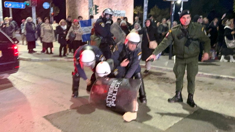 Θεσσαλονίκη: Επεισόδια για την παράσταση του Ζαραλίκου που εμφανίζεται ως «Εσταυρωμένος» - Χρήση χημικών και προσαγωγές από την ΕΛ.ΑΣ. (ΦΩΤΟ - ΒΙΝΤΕΟ)