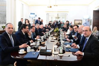 Εβδομάδα ανασχηματισμού και Προανακριτικής - Πώς διαμορφώνουν την στρατηγική των κομμάτων τα γκάλοπ