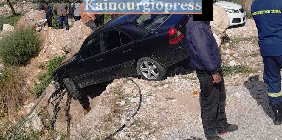 Δυτ. Ελλάδα: Δραματική επιχείρηση διάσωσης και απεγκλωβισμού οδηγού - Το ΙΧ κρέμονταν σε ρέμα! (ΦΩΤΟ)