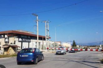 Πάτρα: "Κόλλησαν" οι μπάρες του τρένου - Χαμός στην οδό Κανελλόπουλου