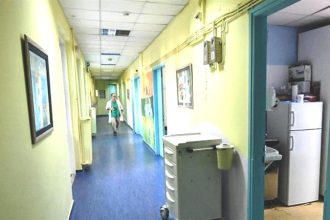 Πάτρα: "Τον σήκωσαν στον αέρα με το ζόρι και τον άφησαν να πέσει, δεν έκανε challenge", λέει ο πατέρας του 13χρονου που τραυματίστηκε