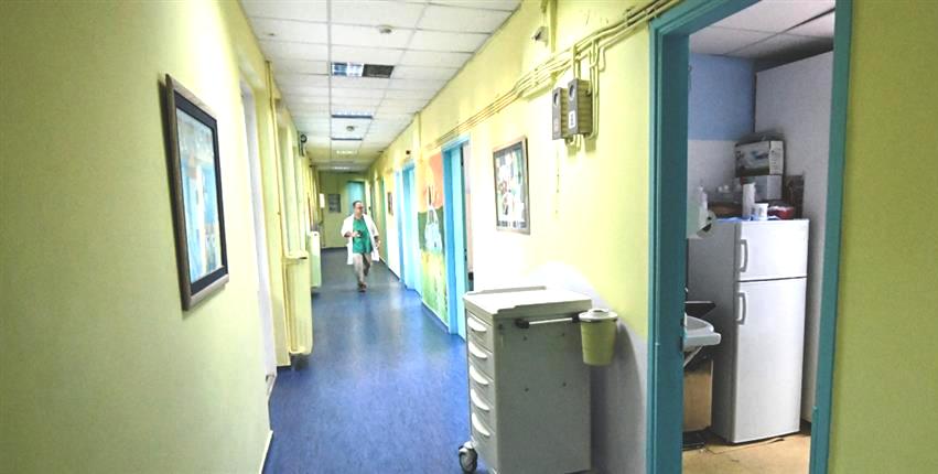 Πάτρα: "Τον σήκωσαν στον αέρα με το ζόρι και τον άφησαν να πέσει, δεν έκανε challenge", λέει ο πατέρας του 13χρονου που τραυματίστηκε