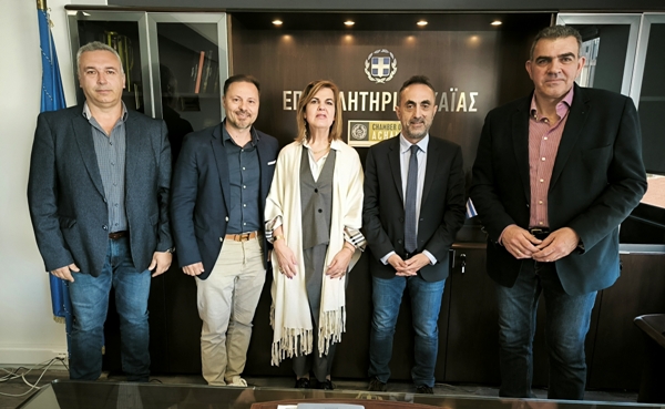 Μέλη της διοίκησης της Ένωσης Ξενοδόχων στο Επιμελητήριο Αχαΐας