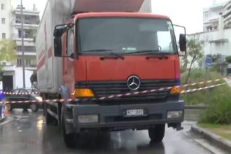 «Τρελό» φορτηγό έπεσε σε 11 οχήματα - Εξαφανίστηκε ο οδηγός