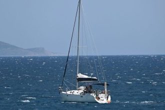 Συναγερμός για ιστιοφόρο με τουρίστες που έπλεε ακυβέρνητο στο Ιόνιο