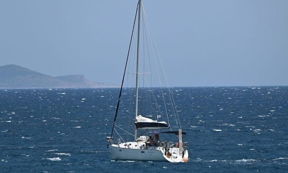 Συναγερμός για ιστιοφόρο με τουρίστες που έπλεε ακυβέρνητο στο Ιόνιο