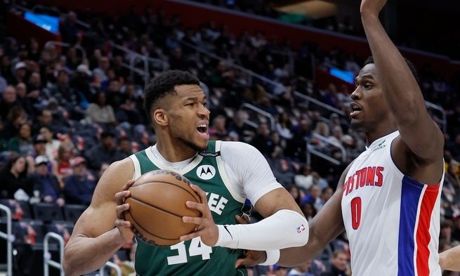 Γιάννης Αντετοκούνμπο: Νέο τριπλ νταμπλ ο «Greek Freak», με Πέισερς στα playoffs οι Μπακς