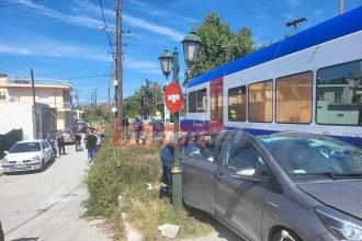 Πάτρα - ΔΕΙΤΕ ΒΙΝΤΕΟ: «Παρά τρίχα» γλίτωσε η γιατρός που πέρασε με κλειστή μπάρα και συγκρούστηκε με τον προαστιακό