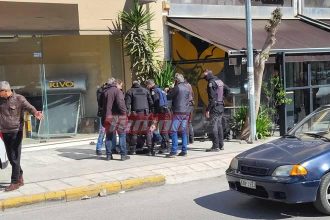 Πάτρα: Η στιγμή που ο ληστής απειλεί την υπάλληλο της τράπεζας για να ανοίξει το χρηματοκιβώτιο - Δείτε βίντεο