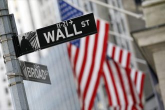 Wall Street: Πάνω από 1.250 μονάδες χάνουν τα futures του Dow Jones