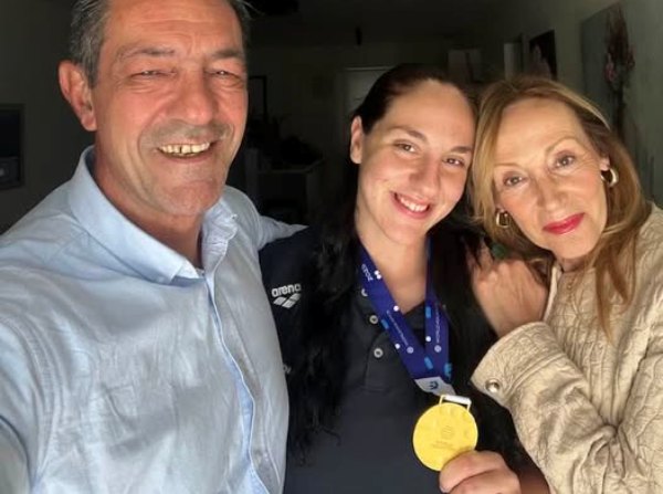 Η παγκόσμια πρωταθλήτρια Ντένια Κουρέτα έφθασε Πάτρα - "Πνίγηκε" στις αγκαλιές της οικογένειας