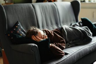 Ο ήχος της ανοιχτής τηλεόρασης: Γιατί βοηθάει τον ύπνο μας;