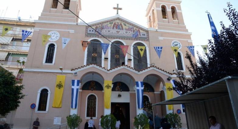 Πάτρα: Ο στολισμός του Επιταφίου του Ι.Ν. Αγίας Τριάδας – Ποιοι προσέφεραν στεφάνια