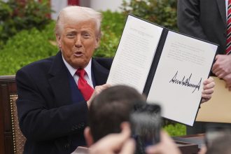 O Τραμπ επιβάλλει δασμούς 104% από σήμερα στην Κίνα
