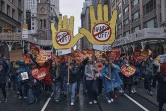 ΗΠΑ: Χιλιάδες Αμερικανοί διαδηλώνουν κατά των πολιτικών του Τραμπ και του Μασκ