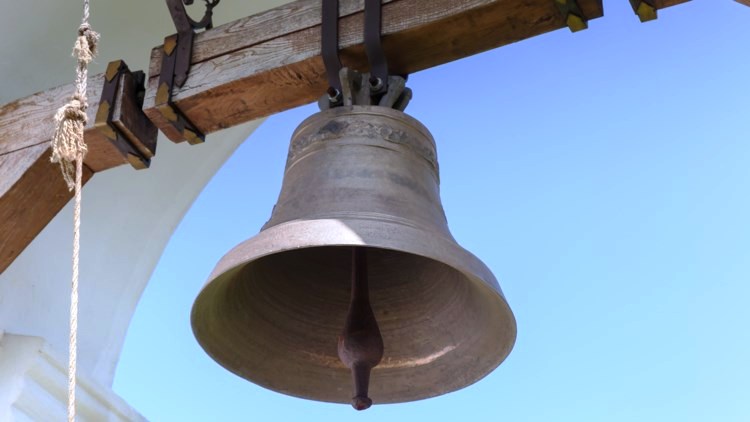 Αλισσός: Αθεόφοβοι έκλεψαν καμπάνα από παρεκκλήσι!