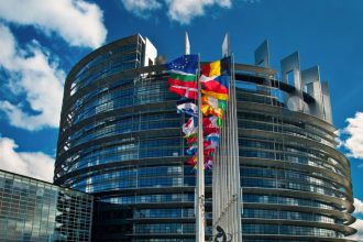 Γαλλία: Η Ευρώπη θα απαντήσει με ανάλογο τρόπο στους πιθανούς δασμούς των ΗΠΑ