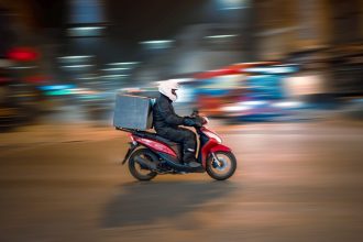 Δυτ. Ελλάδα: Πήγαν να αρπάξουν τις παραγγελίες του ντιλιβερά