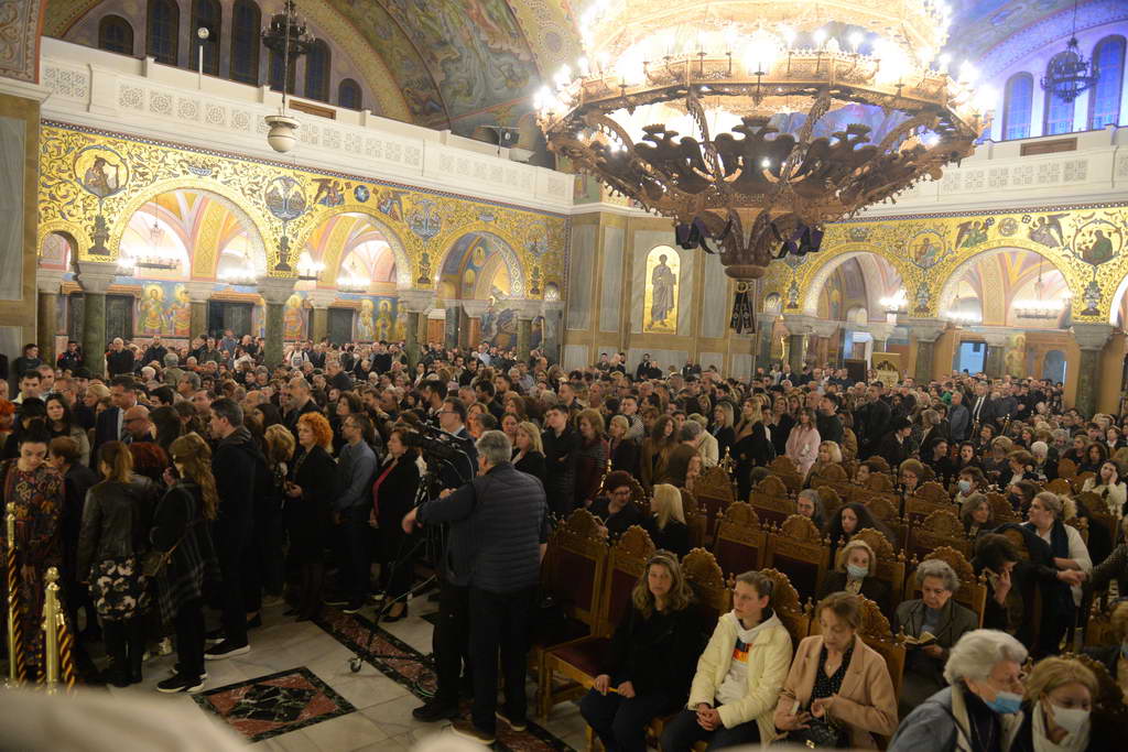 Πλήθη πιστών στους Ιερούς Ναούς της Πάτρας για να προσκυνήσουν τον Σταυρό - ΦΩΤΟ