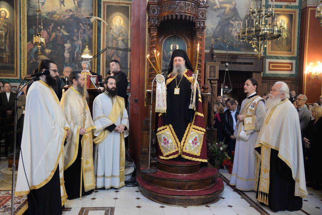 Πλήθη πιστών στους Ιερούς Ναούς της Πάτρας για να προσκυνήσουν τον Σταυρό - ΦΩΤΟ