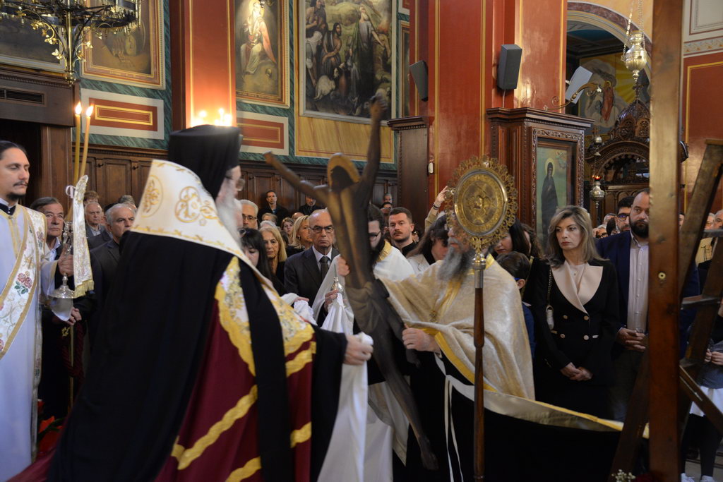 Πλήθη πιστών στους Ιερούς Ναούς της Πάτρας για να προσκυνήσουν τον Σταυρό - ΦΩΤΟ