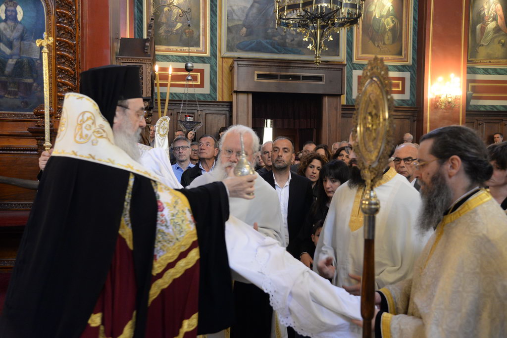 Πλήθη πιστών στους Ιερούς Ναούς της Πάτρας για να προσκυνήσουν τον Σταυρό - ΦΩΤΟ