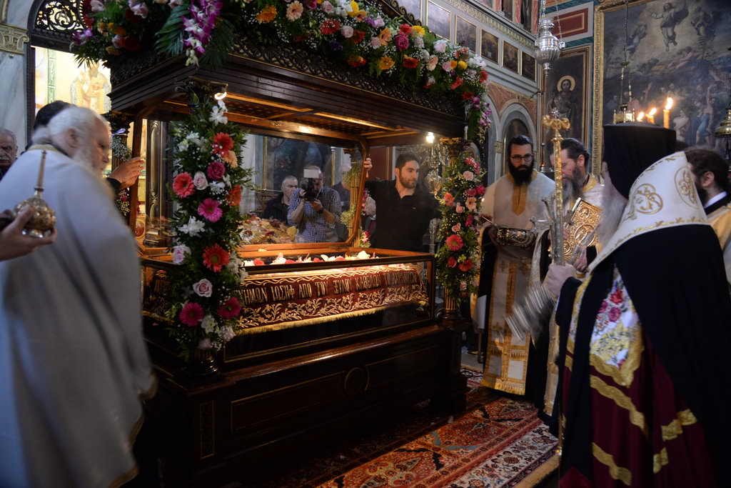 Πλήθη πιστών στους Ιερούς Ναούς της Πάτρας για να προσκυνήσουν τον Σταυρό - ΦΩΤΟ