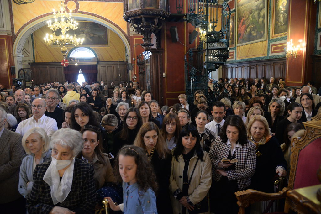 Πλήθη πιστών στους Ιερούς Ναούς της Πάτρας για να προσκυνήσουν τον Σταυρό - ΦΩΤΟ