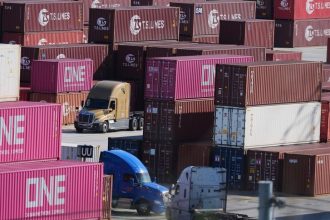 Δασμοί Τραμπ: Σε ισχύ το +10% για μεγάλο μέρος των εισαγωγών