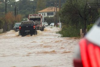 Χανιά: Χείμαρροι οι δρόμοι – Απεγκλωβίστηκαν οδηγοί, πλημμύρισαν υπόγεια και ισόγεια