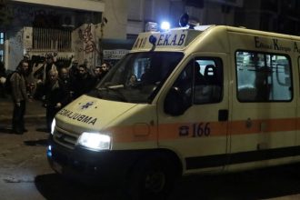 Αυτοκίνητο προσέκρουσε σε πέντε σταθμευμένα οχήματα – Ένας σοβαρά τραυματίας