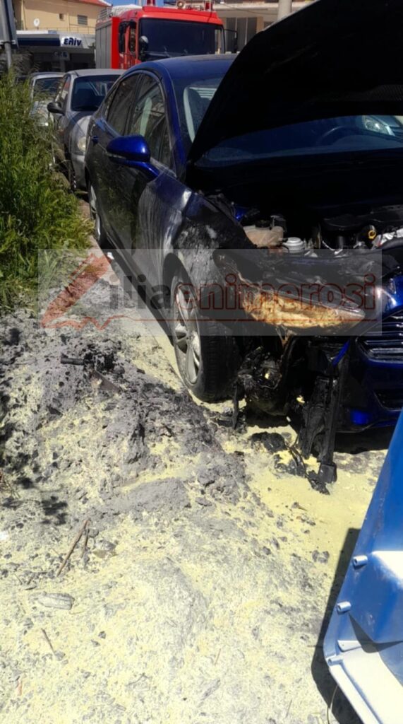 Πύργος: Άρπαξε φωτιά παρκαρισμένο ΙΧ - BINTEO