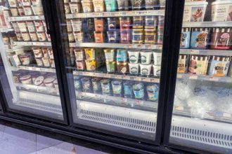 Politico: H ΕΕ σχεδιάζει δασμούς 25% σε αμερικανικά φορτηγά, τσιγάρα και παγωτά