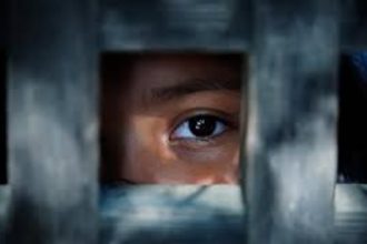 Νέα Μανωλάδα: Αστυνομικοί απελευθέρωσαν οκτώ μετανάστες - Αλλοδαποί τους κρατούσαν κλειδωμένους για να δουλεύουν ως εργάτες γης