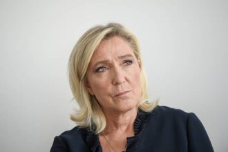 «Αυτή δεν είναι μια νομική απόφαση, είναι μια πολιτική απόφαση», δήλωσε η Λεπέν για την καταδίκη της