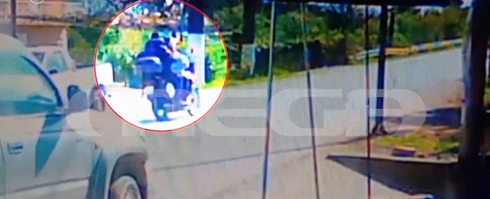 Αιτωλοακαρνανία: Η στιγμή που οι ένοπλοι φεύγουν με τη λεία τους από την τράπεζα - Μιλούσαν ελληνικά, είχαν ενδοεπικοινωνία