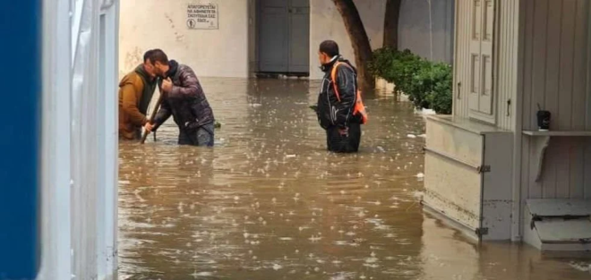 Κακοκαιρία: Σε ποτάμια μετατράπηκαν ξανά οι δρόμοι στη Μύκονο