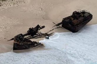 Συναγερμός για το «Ναυάγιο» στη Ζάκυνθο: Φόβοι πως θα το... πάρει η θάλασσα