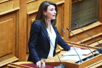 ΣΥΡΙΖΑ: Εκτός γραμμής ψήφισε στη Βουλή η Νίνα Κασιμάτη