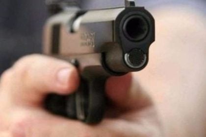 Πάτρα: Μπήκε σπίτι του, τον απείλησε με όπλο και τον χτύπησε για να καταθέσει ψέμματα στις Αρχές!