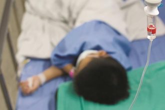 Πάτρα: Προσπάθεια αποσωλήνωσης του 3χρονου που υπέστη θερμικό έγκαυμα από φωτιά στο σπίτι της οικογένειας - ΦΩΤΟ