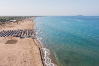 Δυτική Αχαΐα: Η δημοτική Αρχή καταγγέλλει την προσπάθεια εκποίησης δημόσιου χώρου 35 στρεμμάτων στην παραλία της Καλογριάς