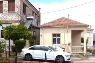 Πετροχώρι Θέρμου: «Έτρεμαν φοβισμένα», λέει η γιαγιά των παιδιών που αποπειράθηκε να αρπάξει 37χρονος