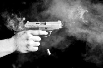 Πάτρα: Παραλίγο τραγωδία - Πυροβόλησε και η σφαίρα τρύπησε τέντα και κατέληξε σε τραπέζι σπιτιού