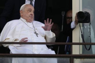 Αιφνιδιαστική δημόσια εμφάνιση του Πάπα στο Βατικανό - Σε αναπηρικό καροτσάκι και με αναπνευστήρα