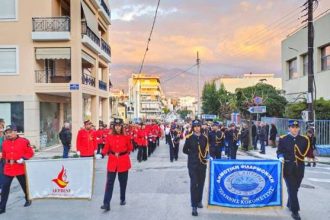 Κοινή εμφάνιση των Δημοτικών Φιλαρμονικών Δερβενίου και Αιγείρας στην πομπή μνήμης για τη σφαγή 10.000 Πατρινών - ΒΙΝΤΕΟ